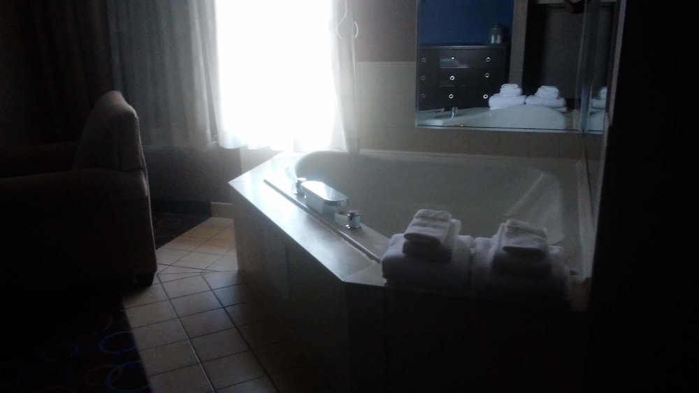Holiday Inn Express Hotel & Suites Manchester Airport by IHG - photo 11