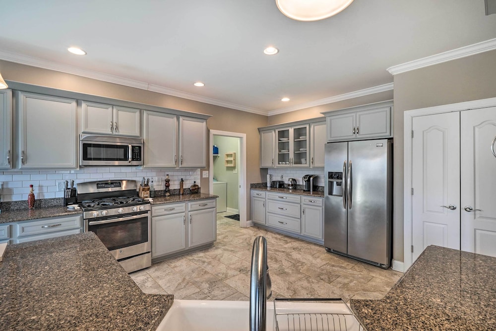 High Point Home About 1 Mi To Oak Hollow Lake 17974569 — High Point