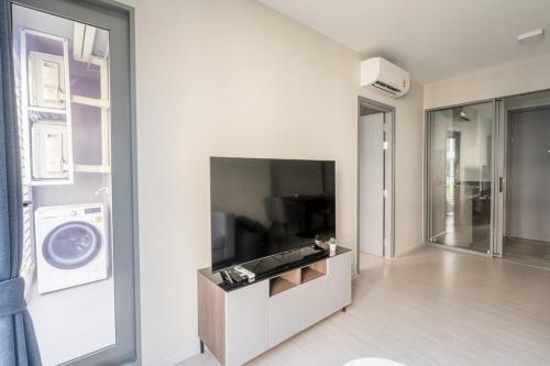 1BR Apt Pool Gym Rooftop BTS Coworking Space 10 min Nana Plaza Central New Building 24 7 Security