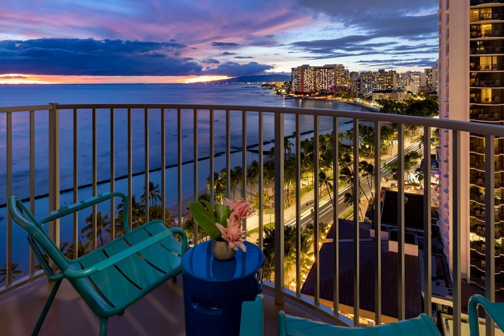 The Twin Fin Hotel - photo 37