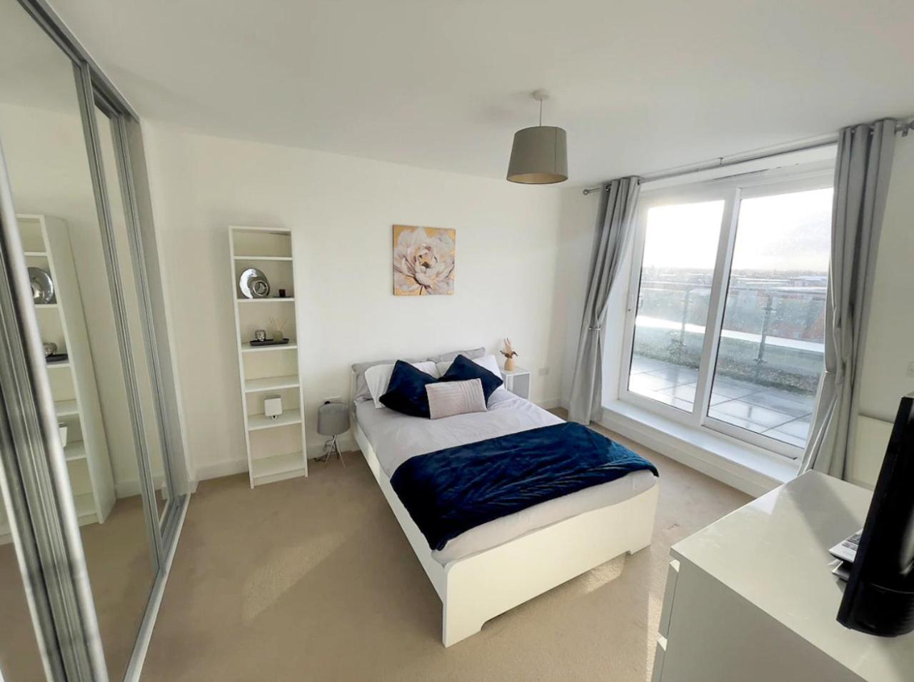 2BR 2BA Top Floor Penthouse Apartment in RG2 Ideal for Business Travellers & Contractors Free Parking & Sleeps Up To 6