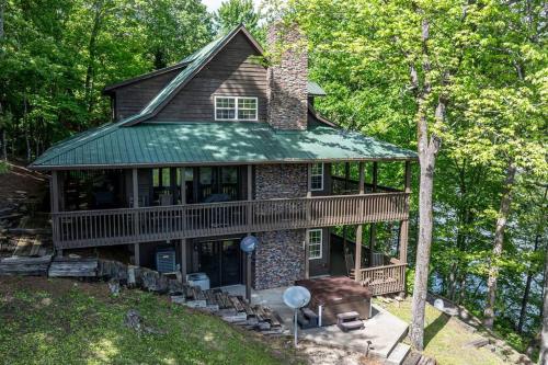 Lakefront Point Retreat on Nantahala Lake with Dock — hotel in Topton