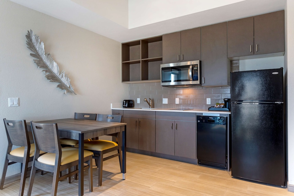 Best Western Plus Executive Residency Phoenix North Happy Valley - photo 36