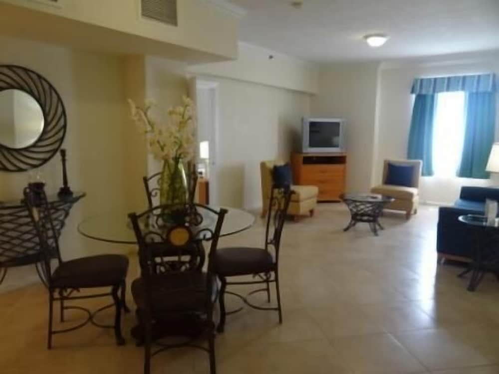 Hollywood Beach Resort two Bedrooms Sleeps 6 - photo 14