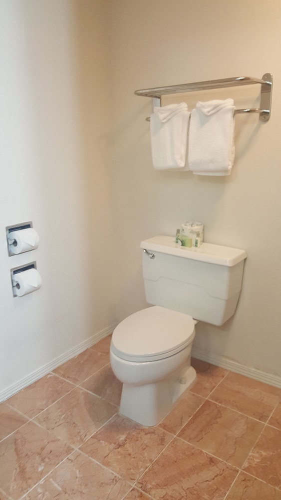 Oyster Bay Inn & Suites - photo 15
