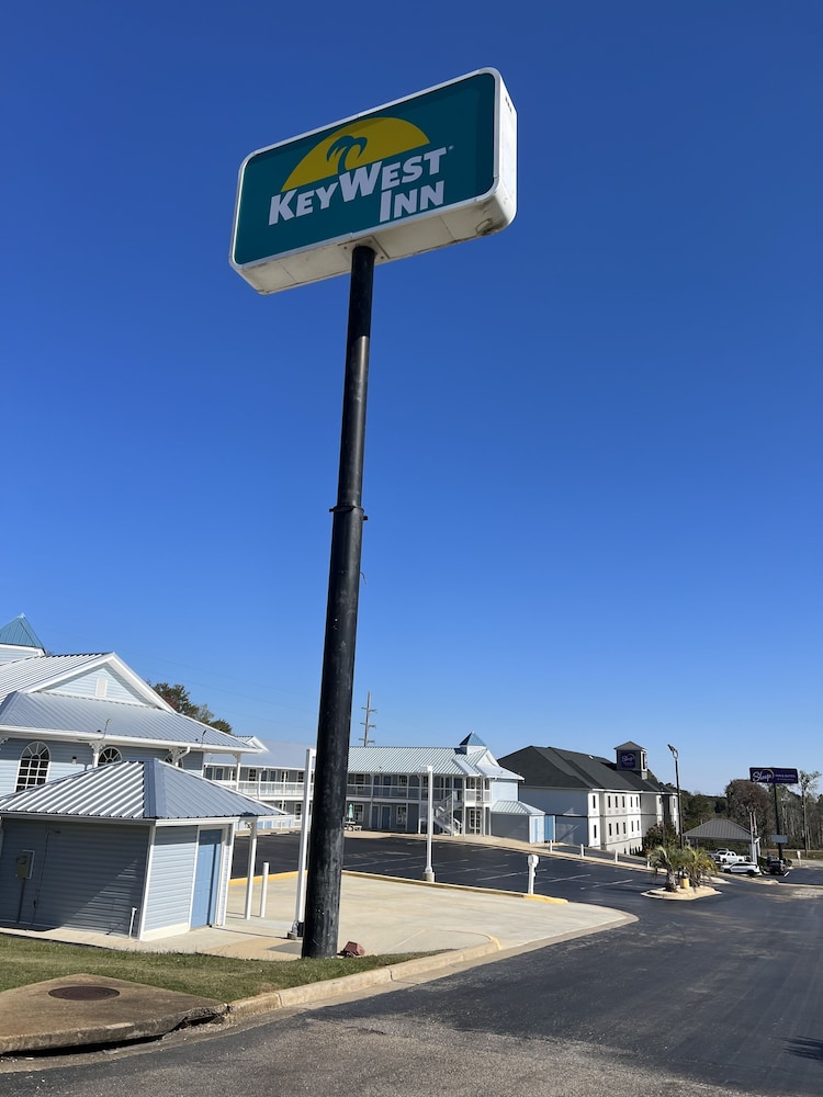 Key West Inn Millbrook - photo 18