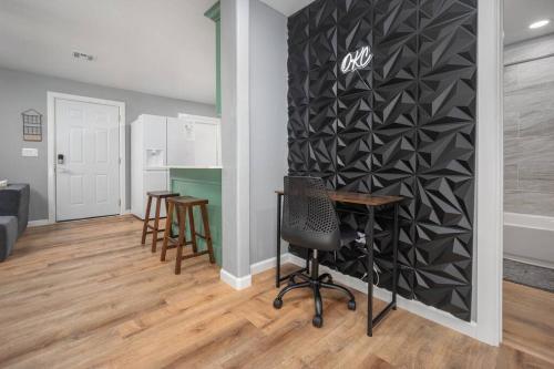 OKC Casita Private Hot Tub Fenced Yard Mins to Top Spots Pet friendly in Oklahoma City, United States