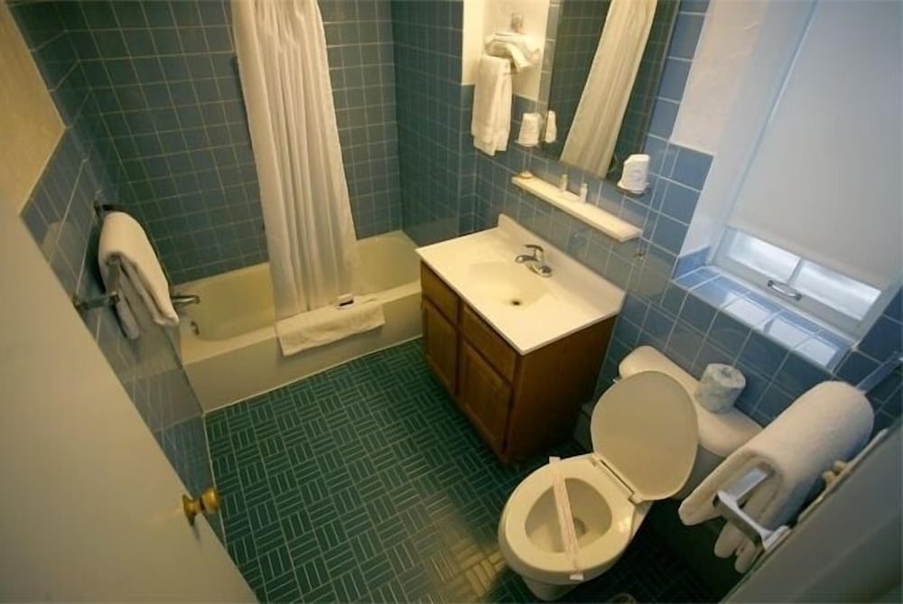 Chalet Motel Mequon - photo 15