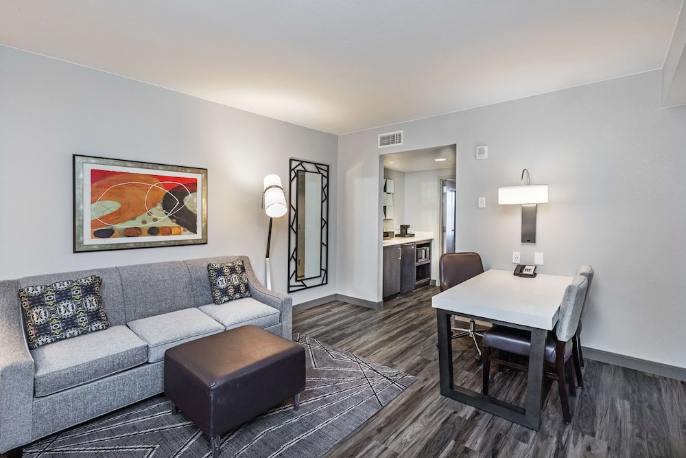 Embassy Suites by Hilton Houston Energy Corridor - photo 20