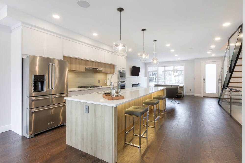 New Luxury Townhome 27 — 4-Star Luxury Hotel in Edmonton, Canada