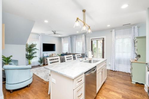 Private Balcony 2 Living Rooms 2 Blocks to King in Charleston, United States