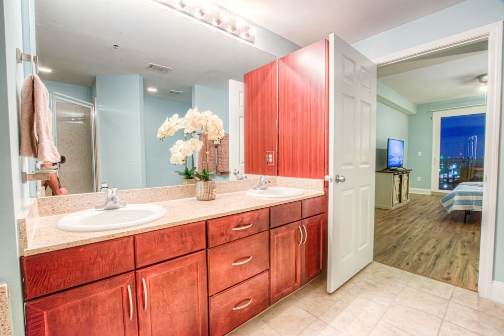 Laketown Wharf Resort by Aneliya's Rentals - photo 822