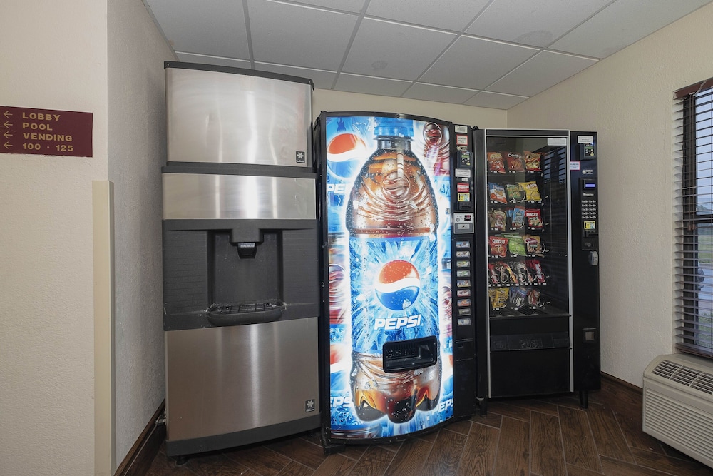 Econo Lodge Inn & Suites - photo 33
