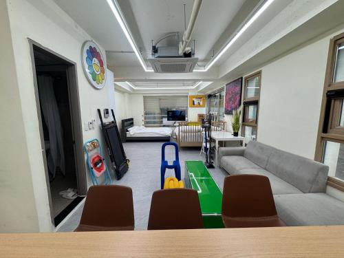201 Atelier Seongsu Riverside Loft Cherry Blossom Road Han River airport bus — 4-Star Luxury Hotel in Seoul, South Korea