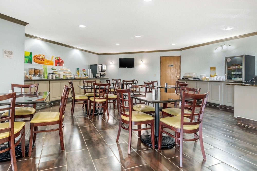 Quality Suites Kansas City International Airport - photo 8