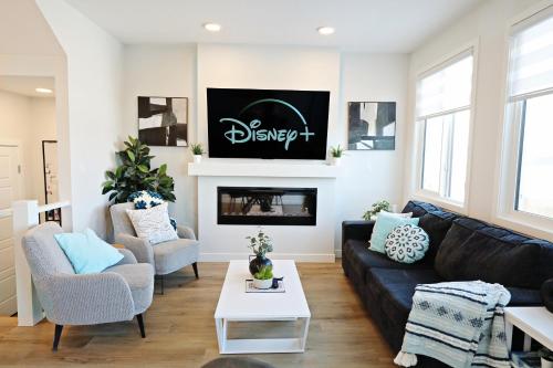 Stylish Home with AC 3 King Beds Garage Disney — 4-Star Luxury Hotel in Edmonton, Canada