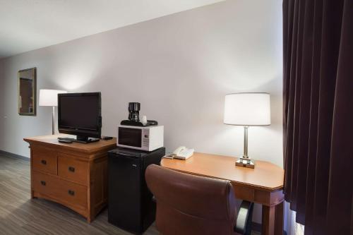 Econo Lodge Inn & Suites Escanaba North - photo 37