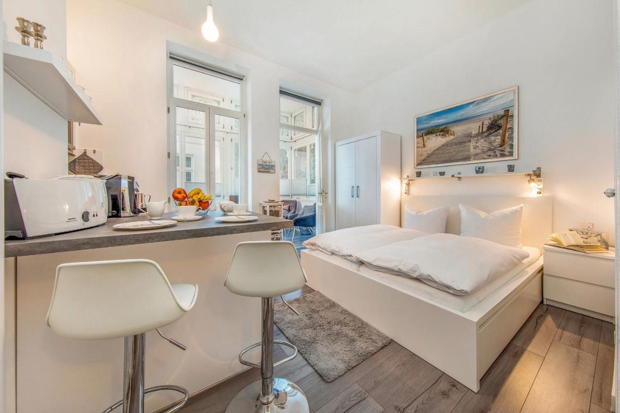 Villa Agnes mit Meerblick Loggia und Strandkorb am Strand — 4-Star Luxury Hotel in Ostseebad Binz, Germany