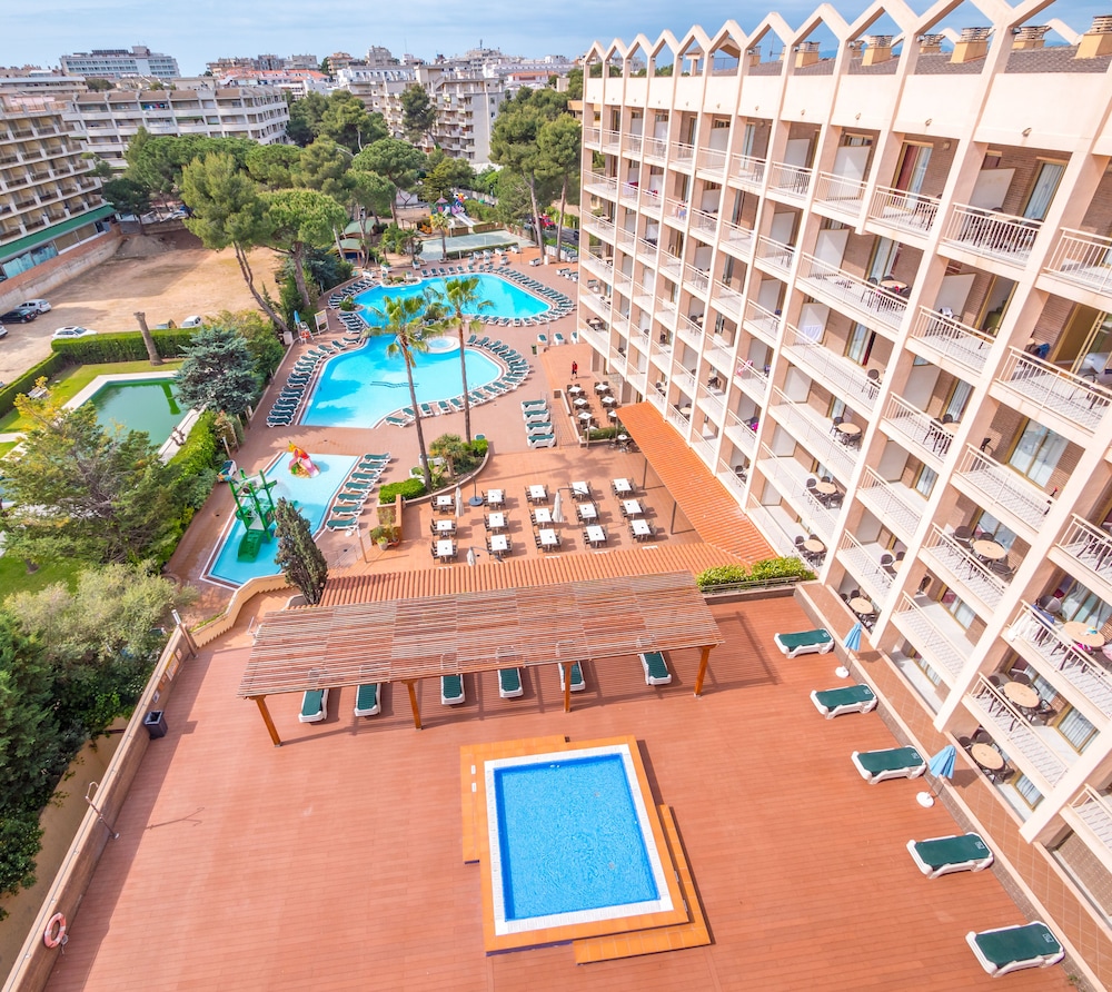 Golden Avenida Family Suites in Salou, Spain