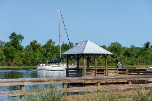 Beach Happy by Oak Island Accommodations - photo 18