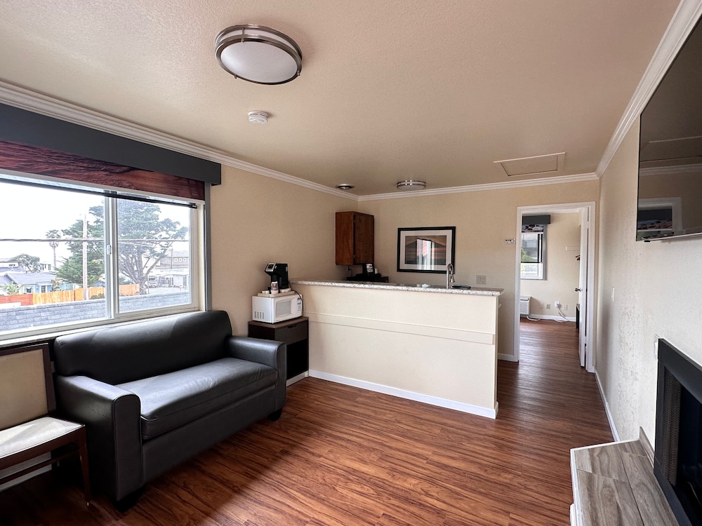 Beachwalker Inn and Suites - photo 8