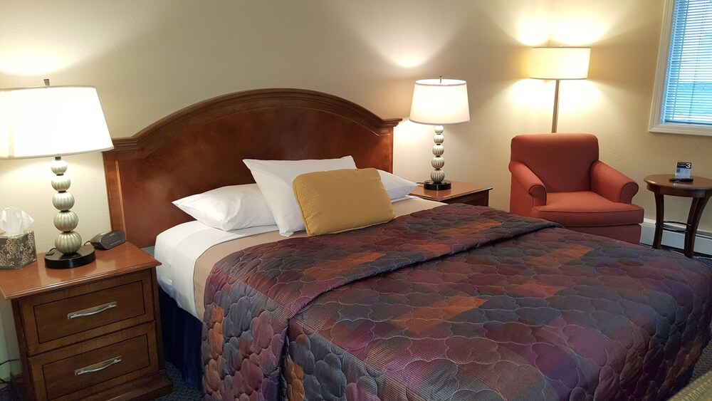 Lakeshore Inn & Suites - photo 10