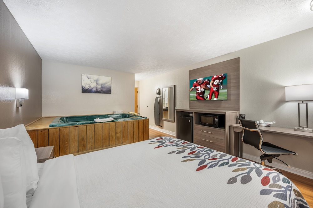 Red Roof Inn Greencastle South Cloverdale - photo 16