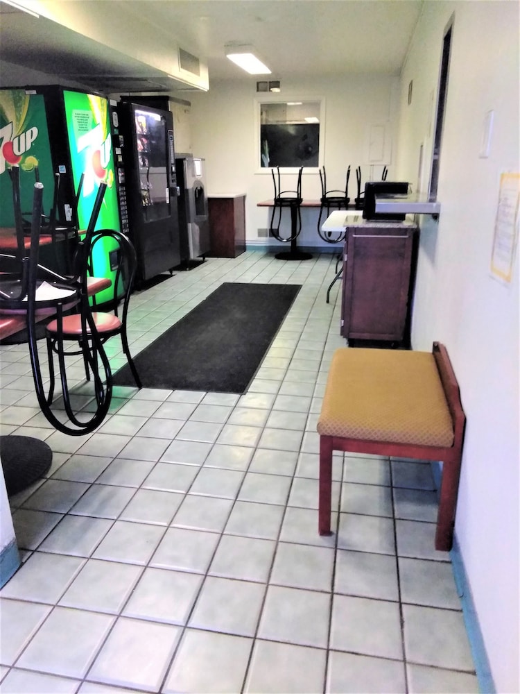 Red Carpet Inn Jeffersonville - photo 3