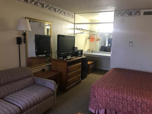 Tyler Inn & Suites - photo 6