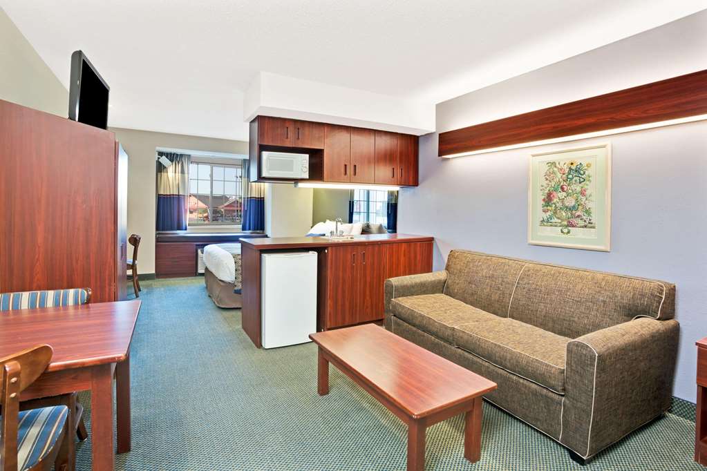 Microtel Inn & Suites by Wyndham Roseville Detroit Area - photo 10