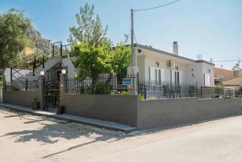 Gray House Salamina — 4-Star Luxury Hotel in Salamina, Greece