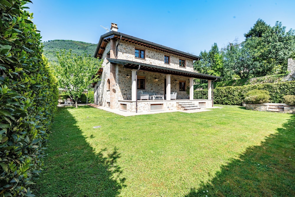 Villa Vittoriano Surrounded By Nature — 4-Star Luxury Hotel in Camaiore, Italy