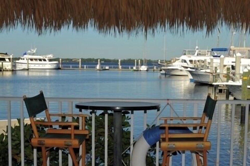 Legacy Harbour Hotel & Suites - photo 20