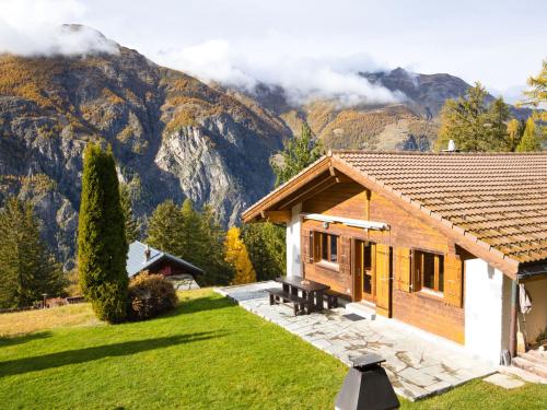Chalet Als man zählte 1989 by Interhome — 4-Star Luxury Hotel in Sankt Niklaus, Switzerland