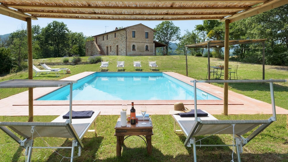 Amantino 8 Emma Villas — 4-Star Luxury Hotel in San Casciano Dei Bagni, Italy