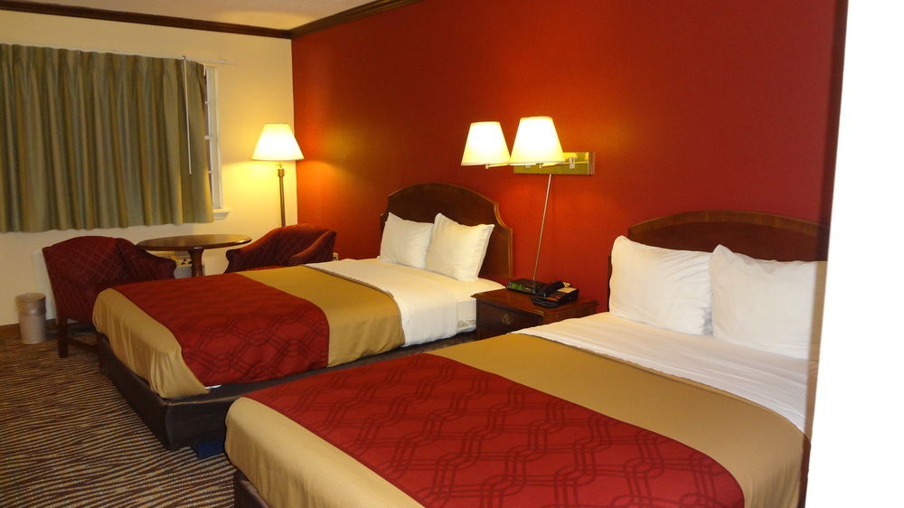 Econo Lodge Colonial - photo 11