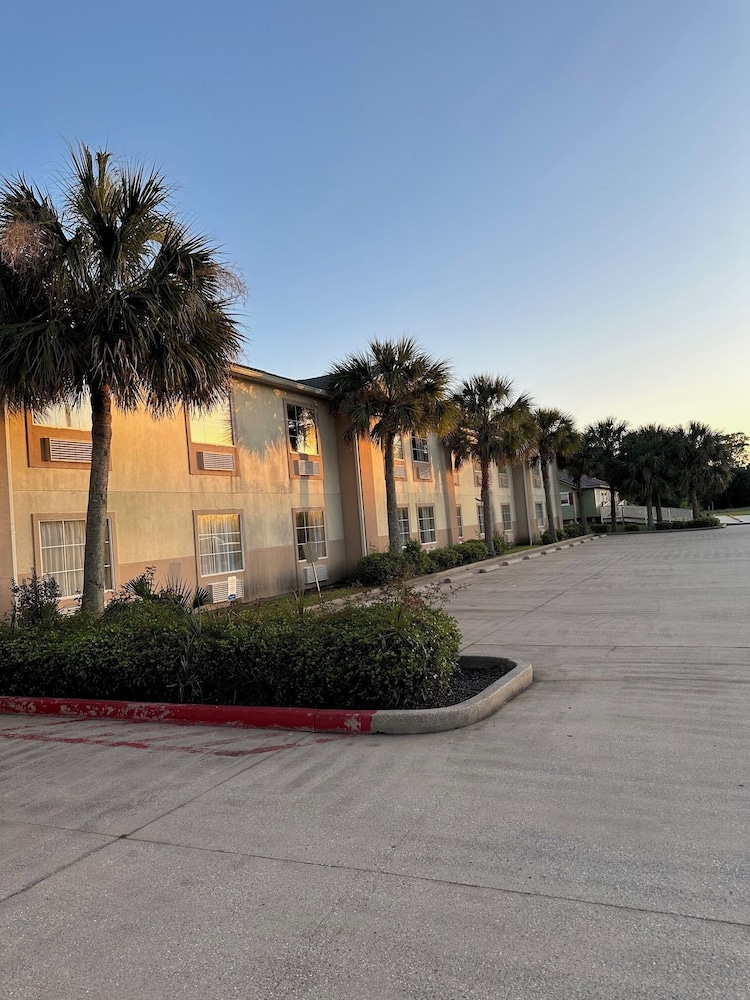 Franklin Inn & Suites - photo 14