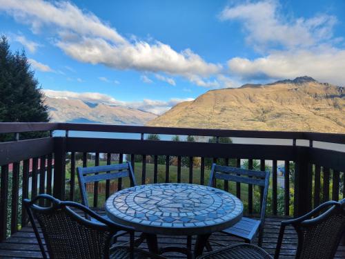 Devine Hideaway Family Rustic Kiwi Bach Beautiful Lake Views in Queenstown, New Zealand