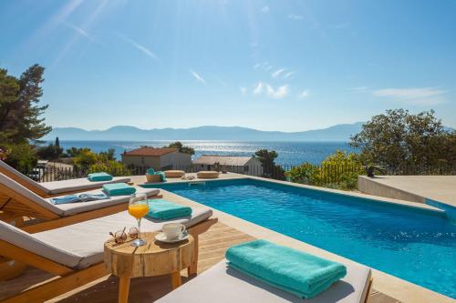 Luxury Villa Azul Makarska with Private Pool — 4-Star Luxury Hotel in Gradac, Croatia
