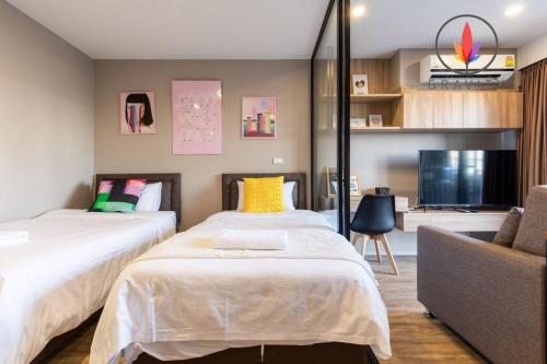 BTS S5 Surasak 900 meters near the Mekong River Pier Free Swimming Pool in Ferris Wheel Night Market Chinese Reception Bangkok Center