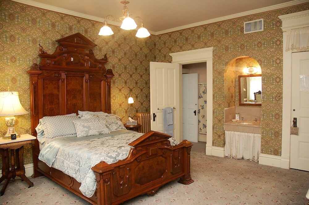 The Grand Anne Bed And Breakfast — 4-Star Luxury Hotel in Keokuk, United States