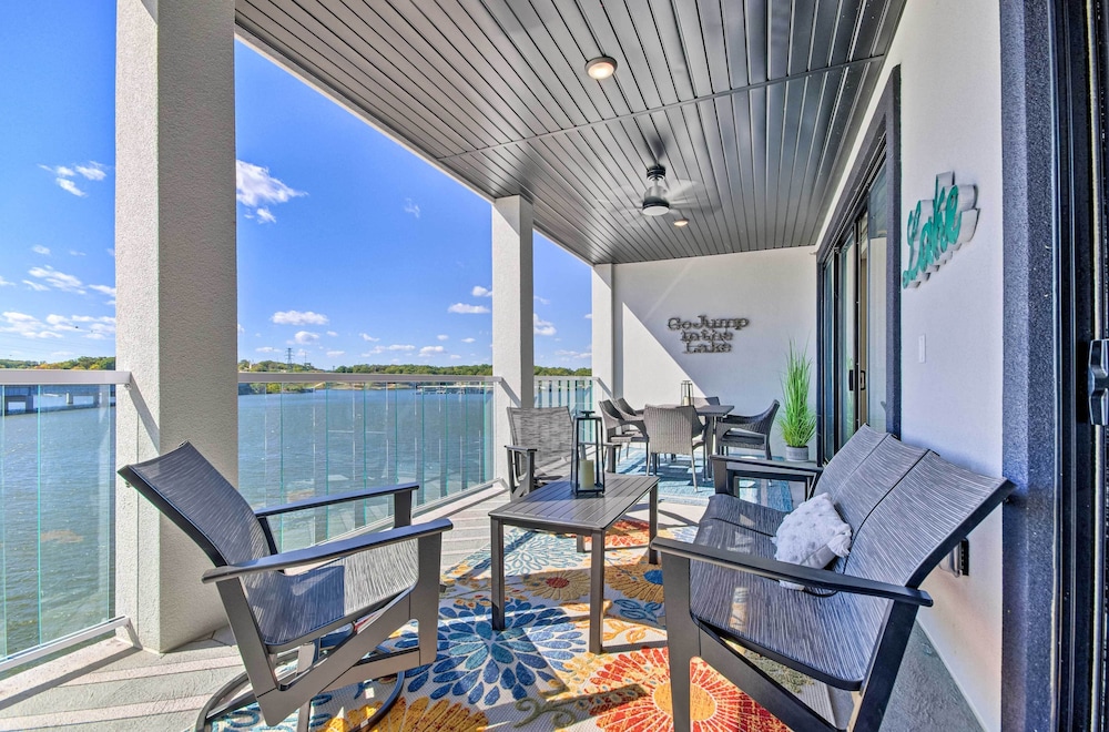 Lake View Patio and Pool Access Osage Beach Condo — 4-Star Luxury Hotel in Osage Beach, United States