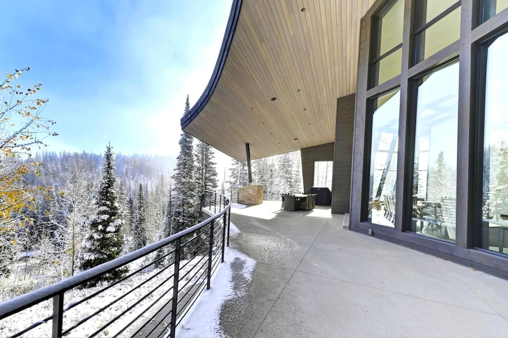 The Colony Walk To Slopes Hot Tub Parking KBM Resorts Walk to Slopes Hot Tub Parking 2 Homes 9 Bedrooms Ml 2510 — 4-Star Luxury Hotel in Bridgeport, United States
