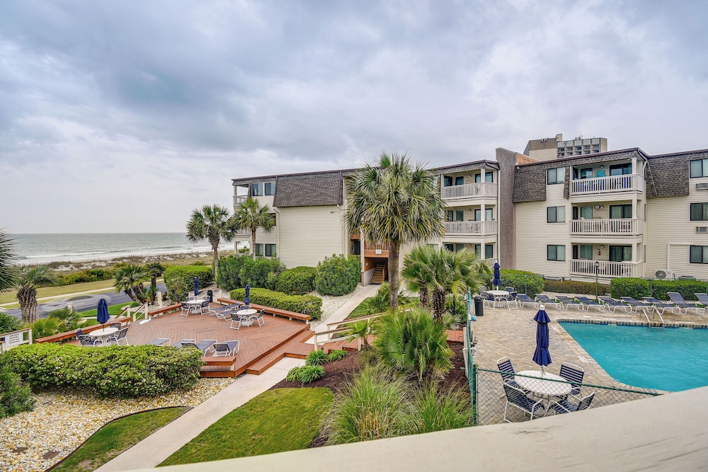 Pool Access and Private Balcony Myrtle Beach Gem — 4-Star Luxury Hotel in Myrtle Beach, United States