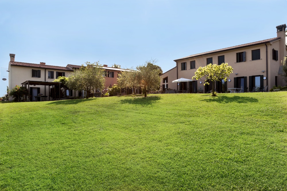 Agriturismo Terre Bianche — 4-Star Luxury Hotel in Torreglia, Italy