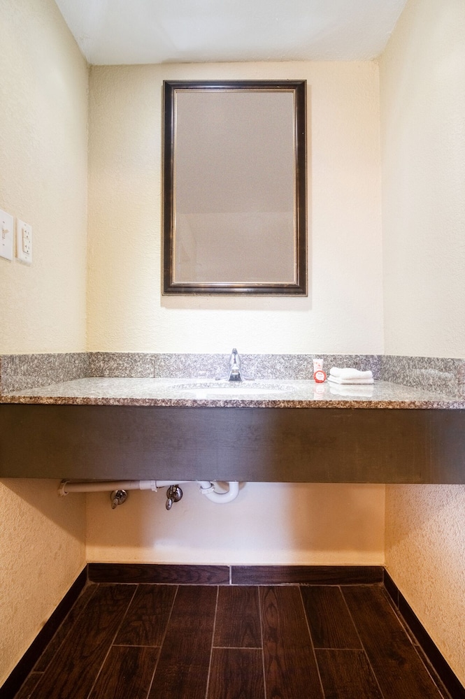Deluxe Inn Blytheville - photo 21