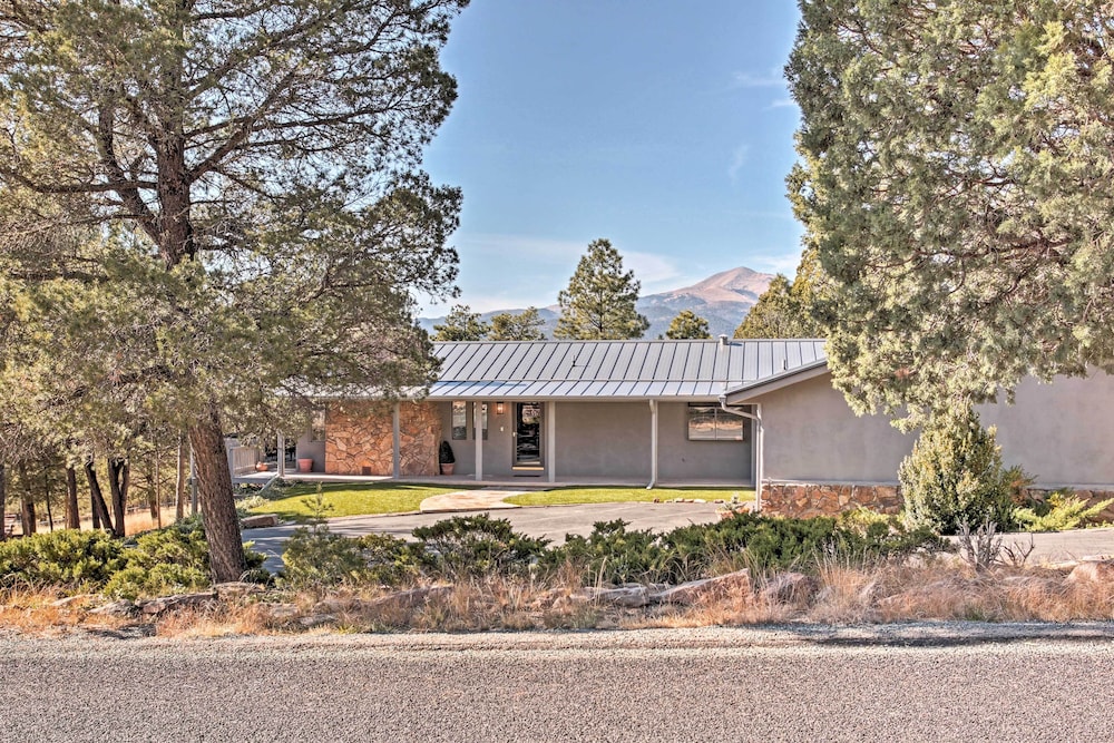 Ruidoso Home with Hot Tub and Sierra Blanca Views — 4-Star Luxury Hotel in Ruidoso, United States