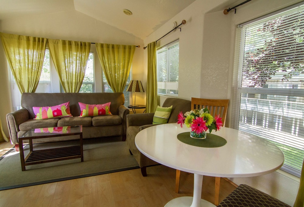 Arden Acres Executive Suites and Cottages - photo 19