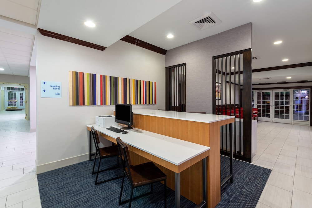 Holiday Inn Express State College at Williamsburg Square by IHG - photo 30