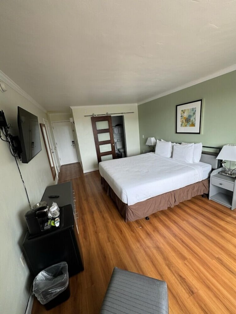 Marina Village Inn - photo 2